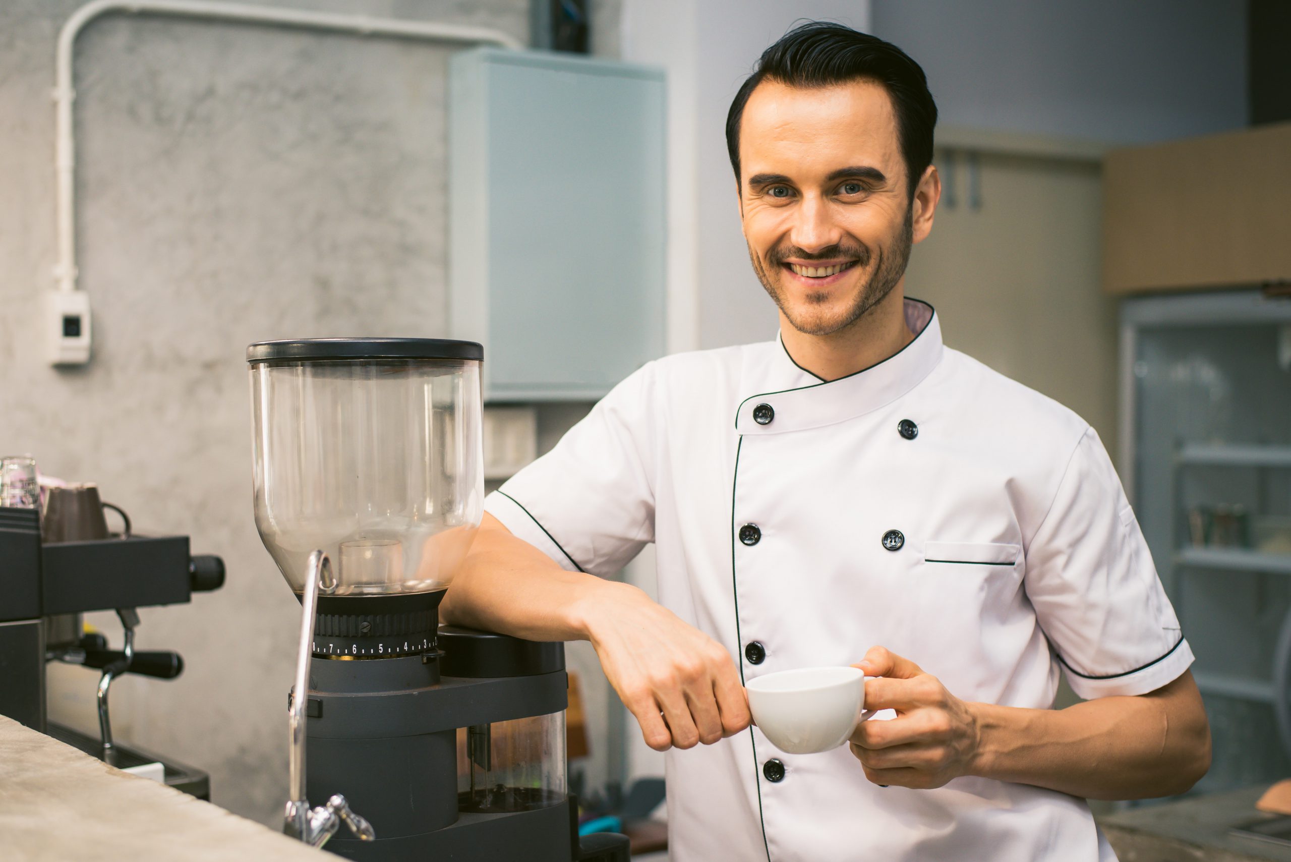 Cozinheiro bebendo café